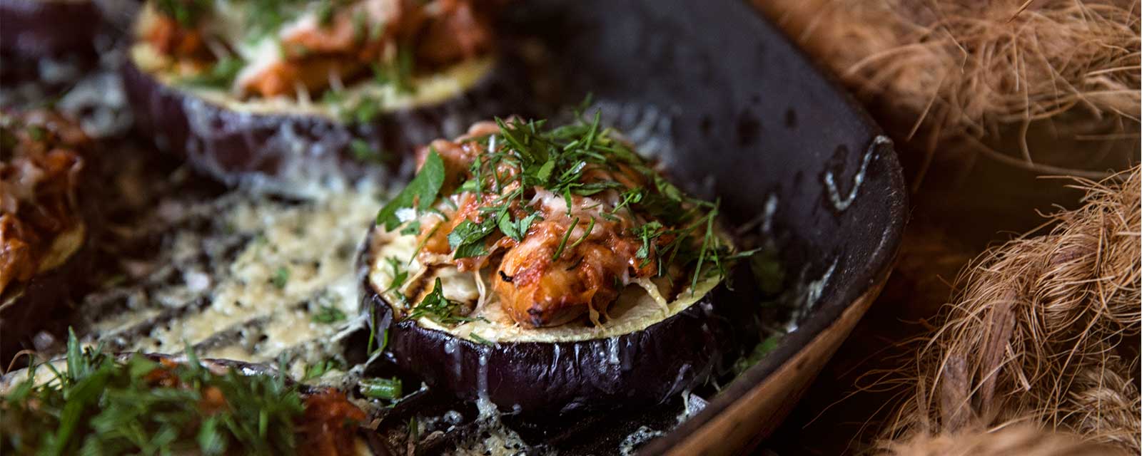 Gratinerede makrelhapsere Grillet og gratineret aubergine med hvidløgsolie og friske urter