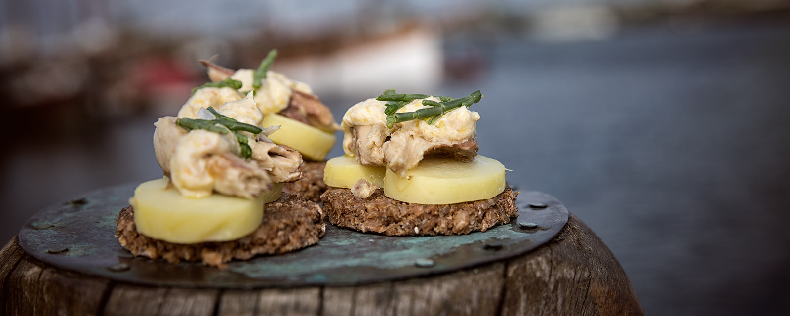 Kartoffelmad m/ makrel og lakrids Runde rugbrød, lun kartoffel, mangocreme, lakrids og salturt