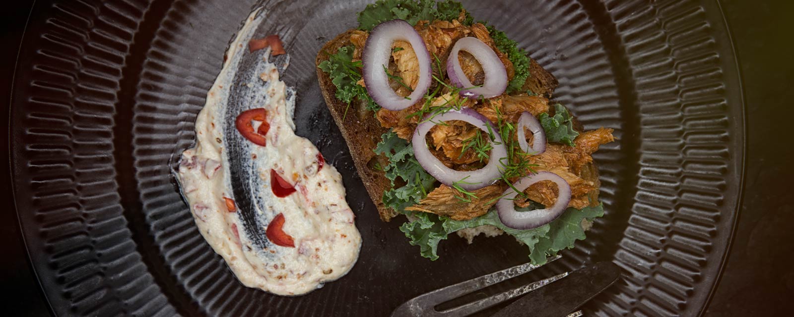 Makrel, chilimayo og sprødt brød Smørstegt hvedebrød, cremefraiche, chilimayo, tang og dild