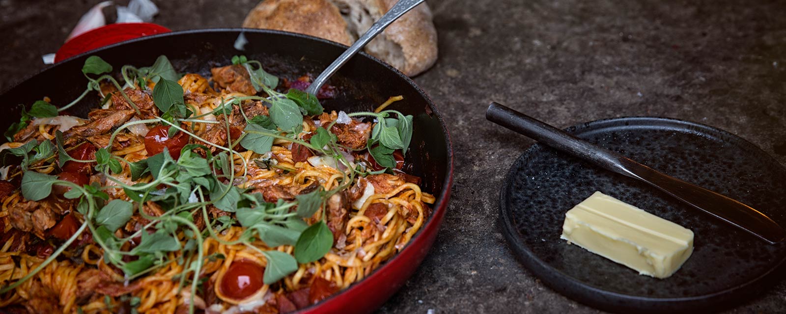 Spaghetti med makrel og chorizo Makrel, spaghetti, cherrytomater, vesterhavsost, oregano, chili